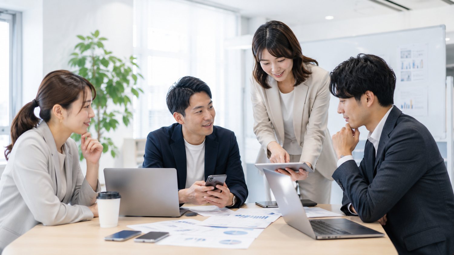 通信販売・営業支援の現場で打ち合わせをするスタッフ